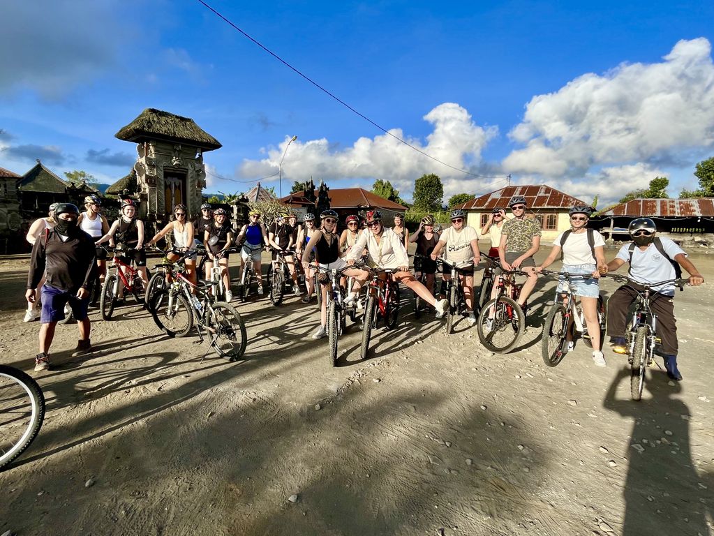 Groepsfoto rijstvelden fietstocht Bali